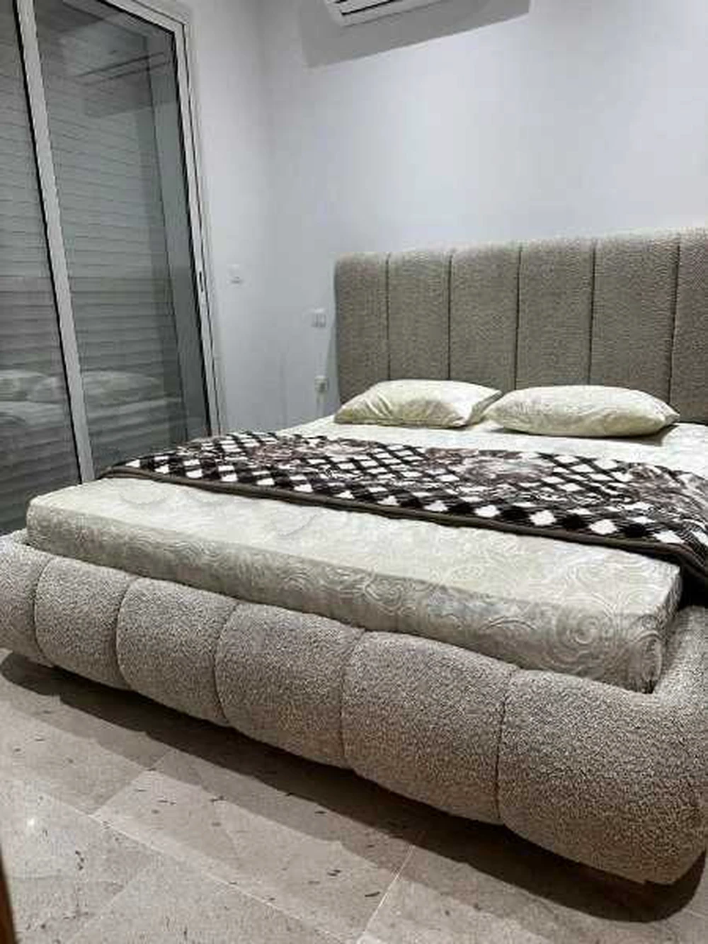lit deux commodes un matelas orthopédique neufs
