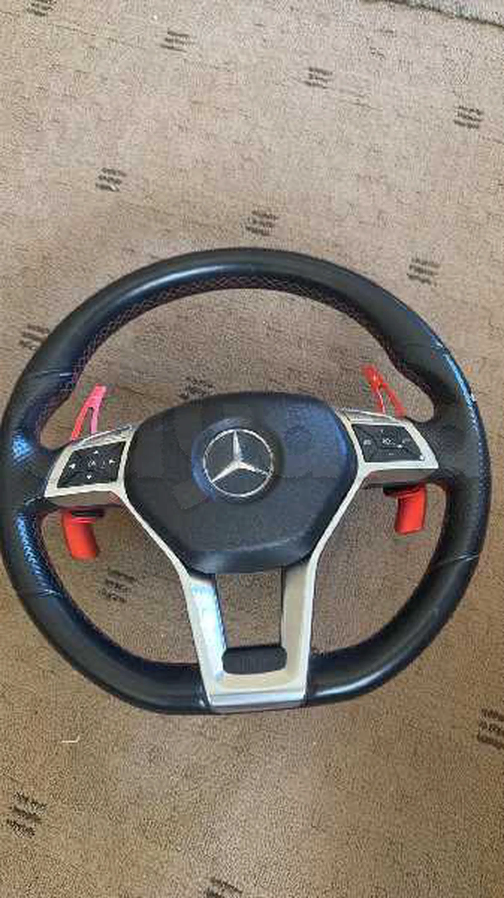 🔥 Volant Mercedes-Benz AMG Style – 1100 DT

Volant sport cuir multifonctions avec palettes, surpiqûres rouges. Très bon état.

Compatible :

- C-Class W204 / S204 / C204
- E-Class W212 / S212
- E Coupé C207 / A207
- CLS W218 / X218
- GLK X204
- A-Class W1