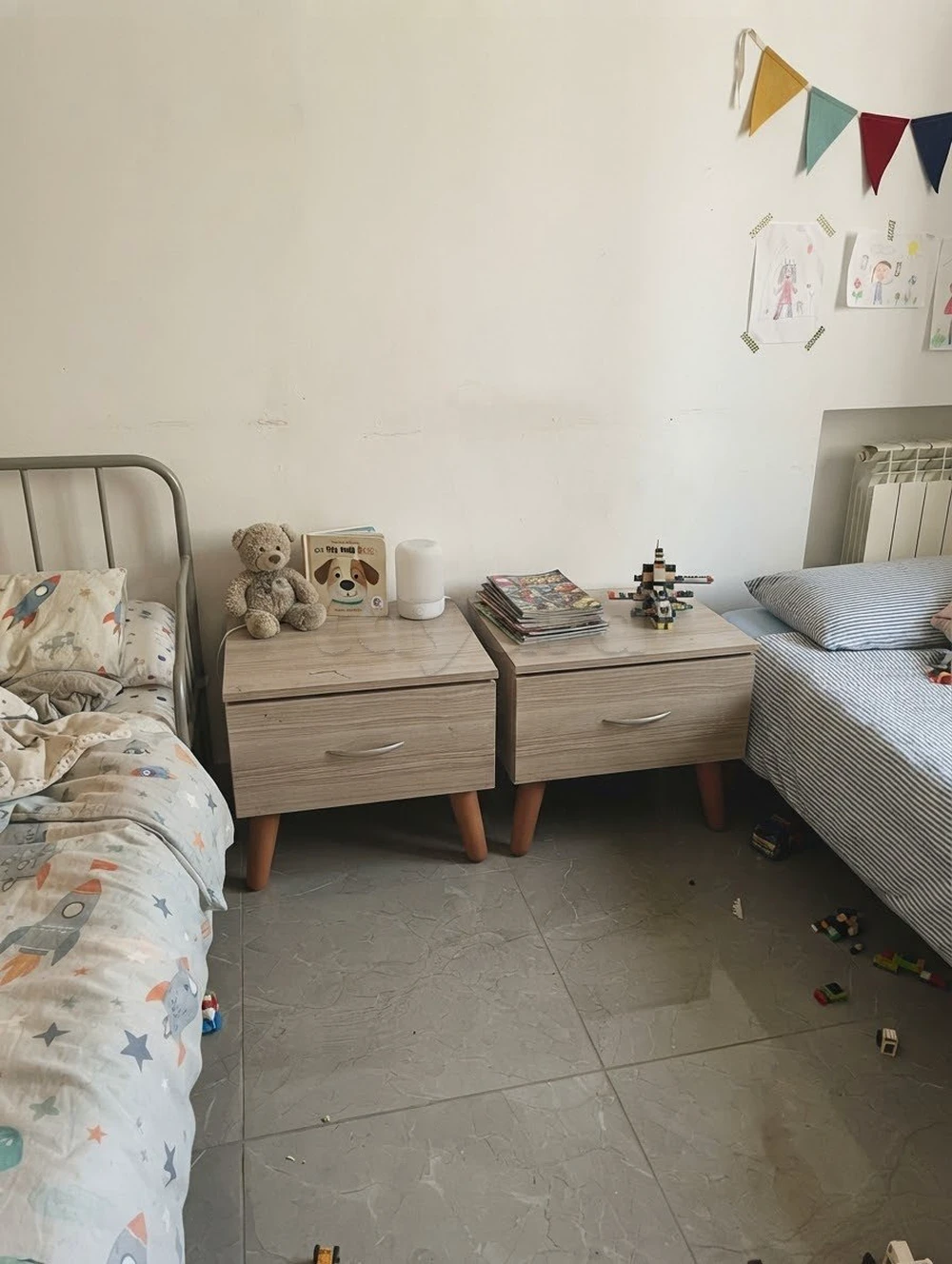 deux tables de nuits