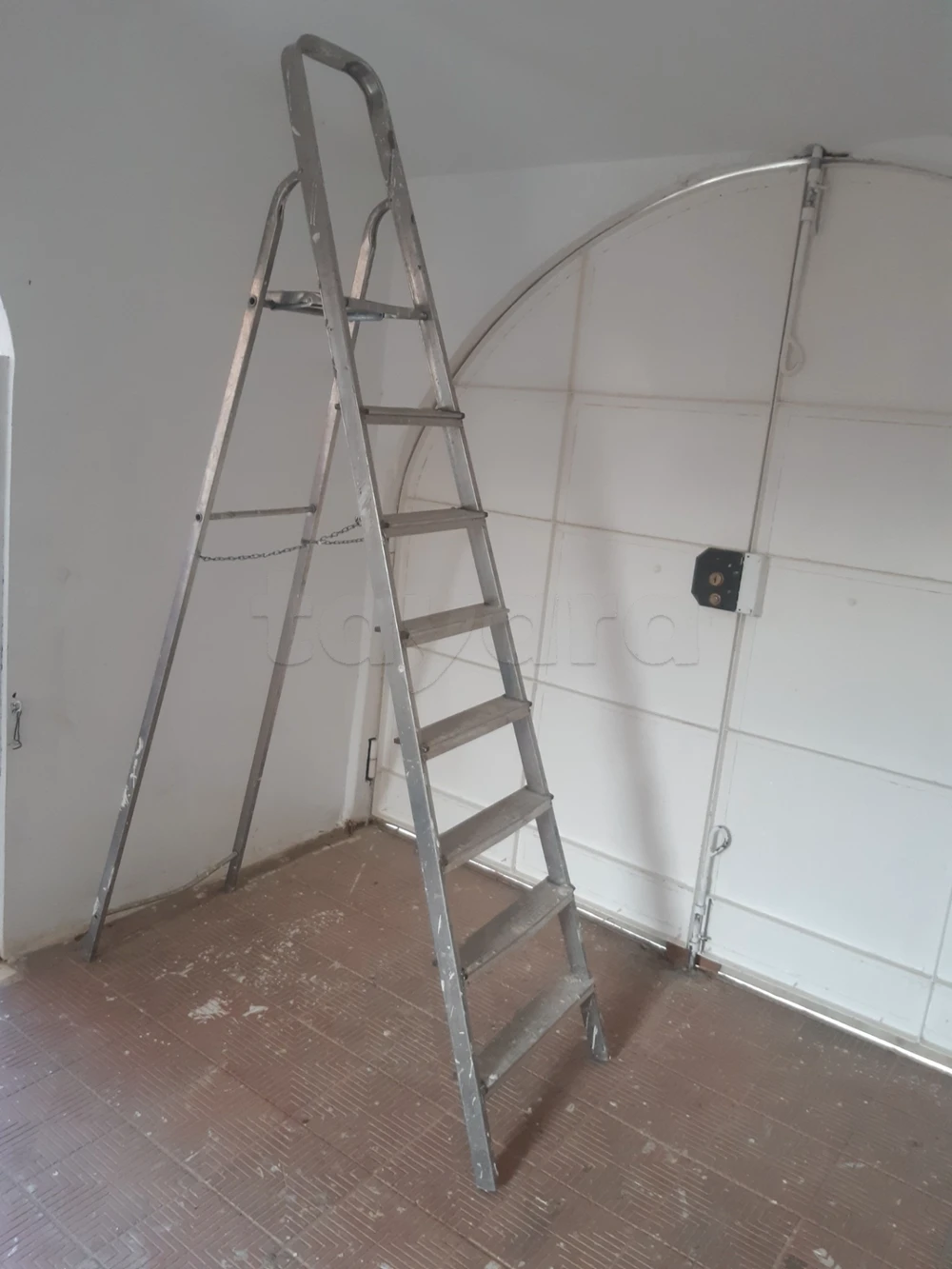 Escabeau aluminium à 8 marches