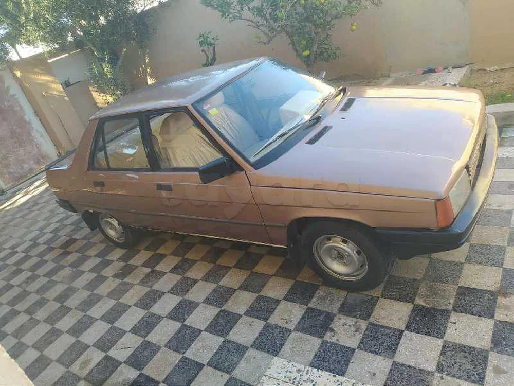 Renault R9