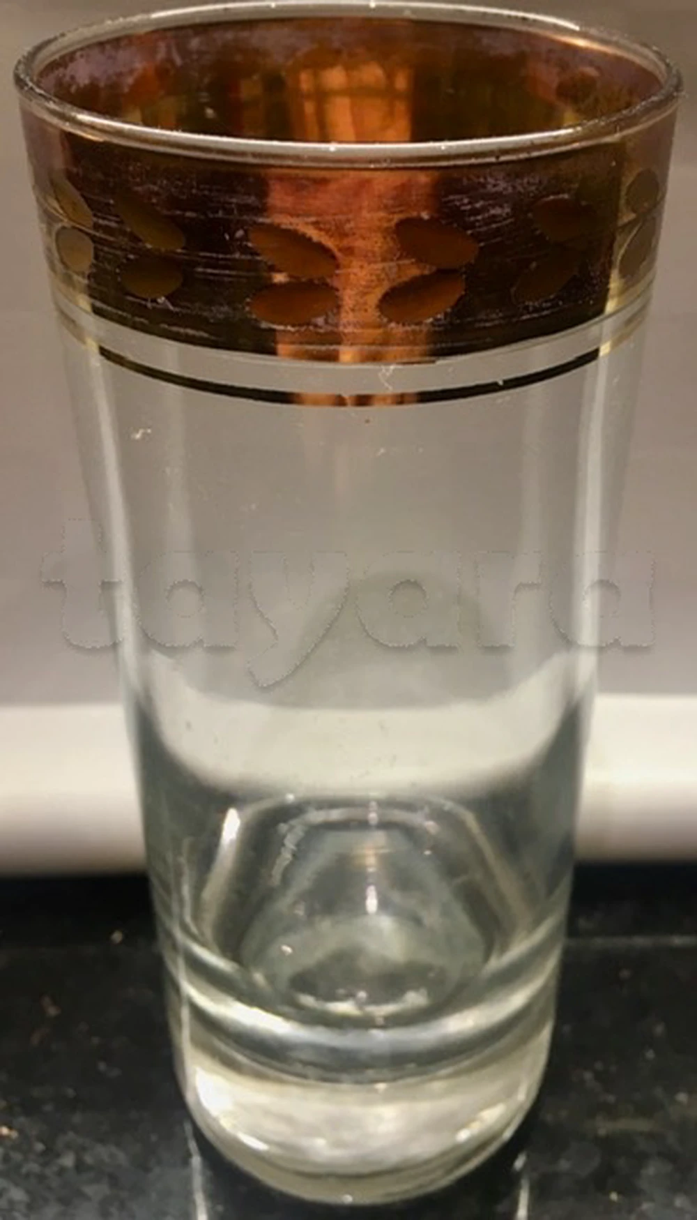 service verres dorés vintages . 10 DT le verre . 22510860 La marsa
