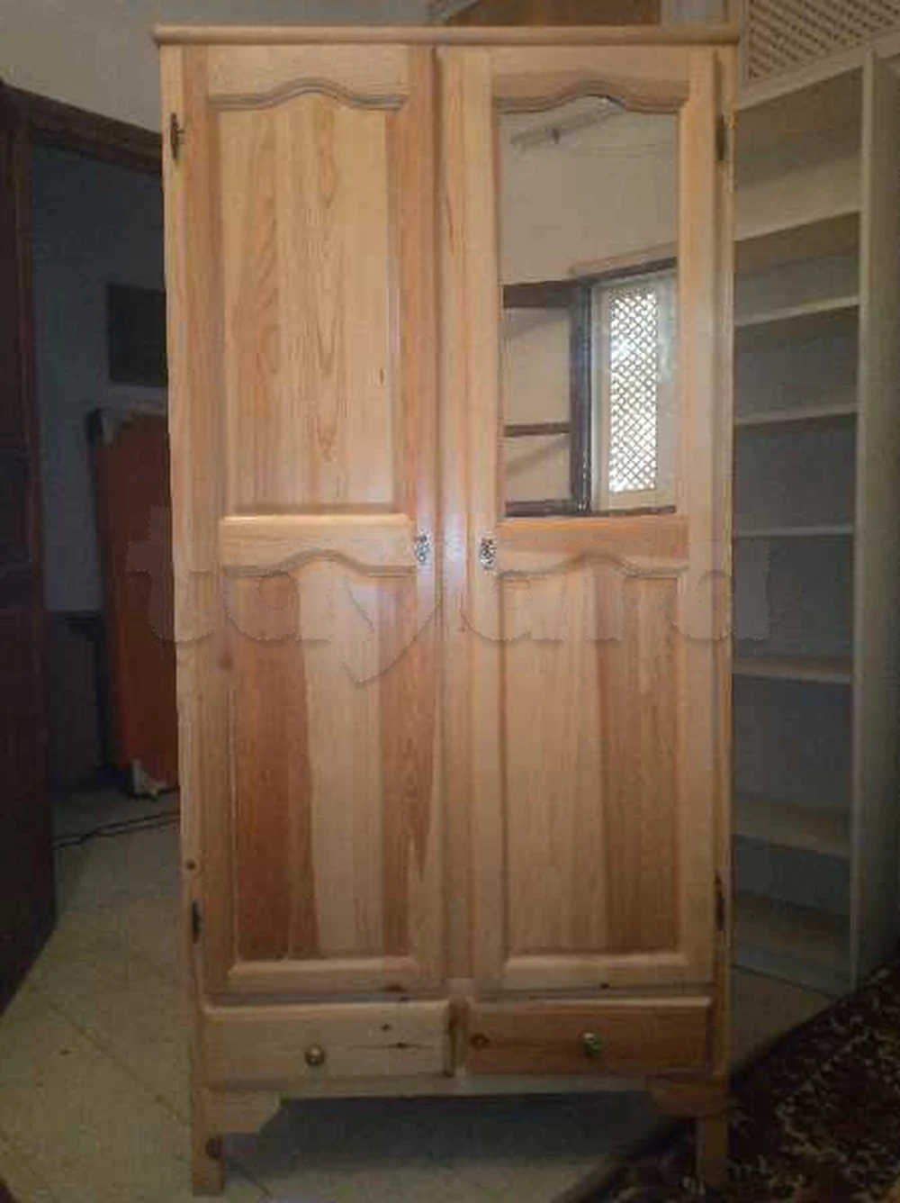 Armoire à 2 portes en bois.