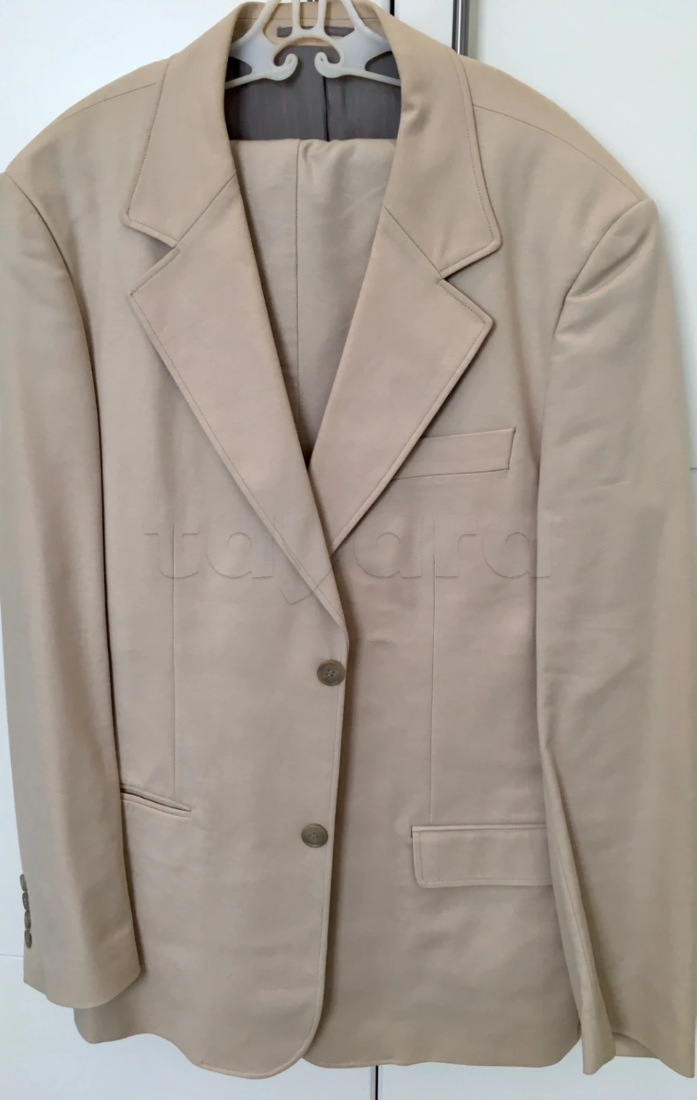 costume comme neuf 70 DT . 2 différents . T44/46 La marsa 22510860.