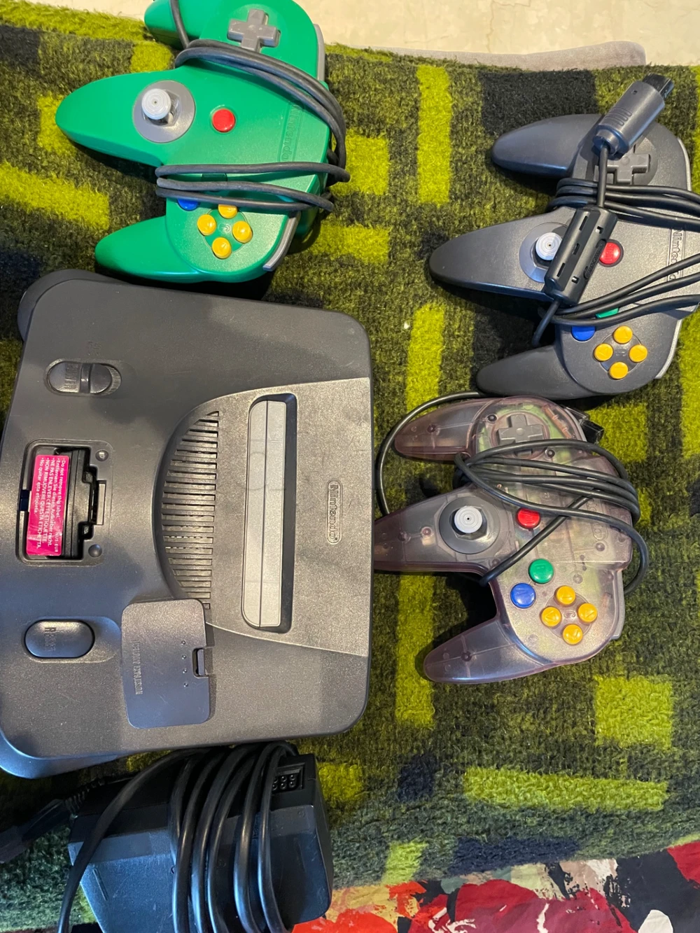 Nintendo 64 en très bon état avec 3 manettes et câble alimentation.