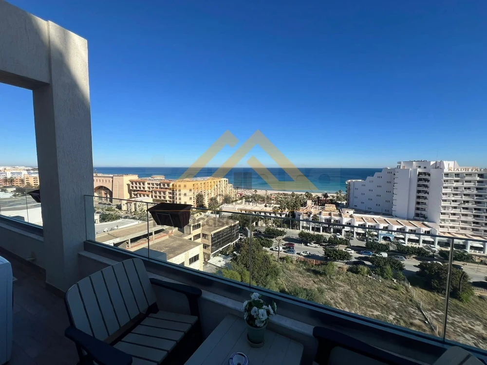 🏡🌊 À LOUER – APPARTEMENT S+1 MEUBLÉ AVEC VUE MER À LA CORNICHE DE SOUSSE 🌊🏡