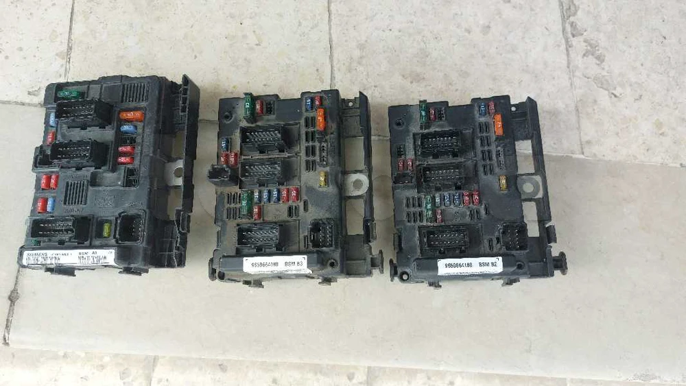 Boite fusible peugeot 206 ,206+, partner , 307 , 807/citröen berlingo, c3, xsara
REF : BSM_B2 BSM_B3
N° 22 630 478