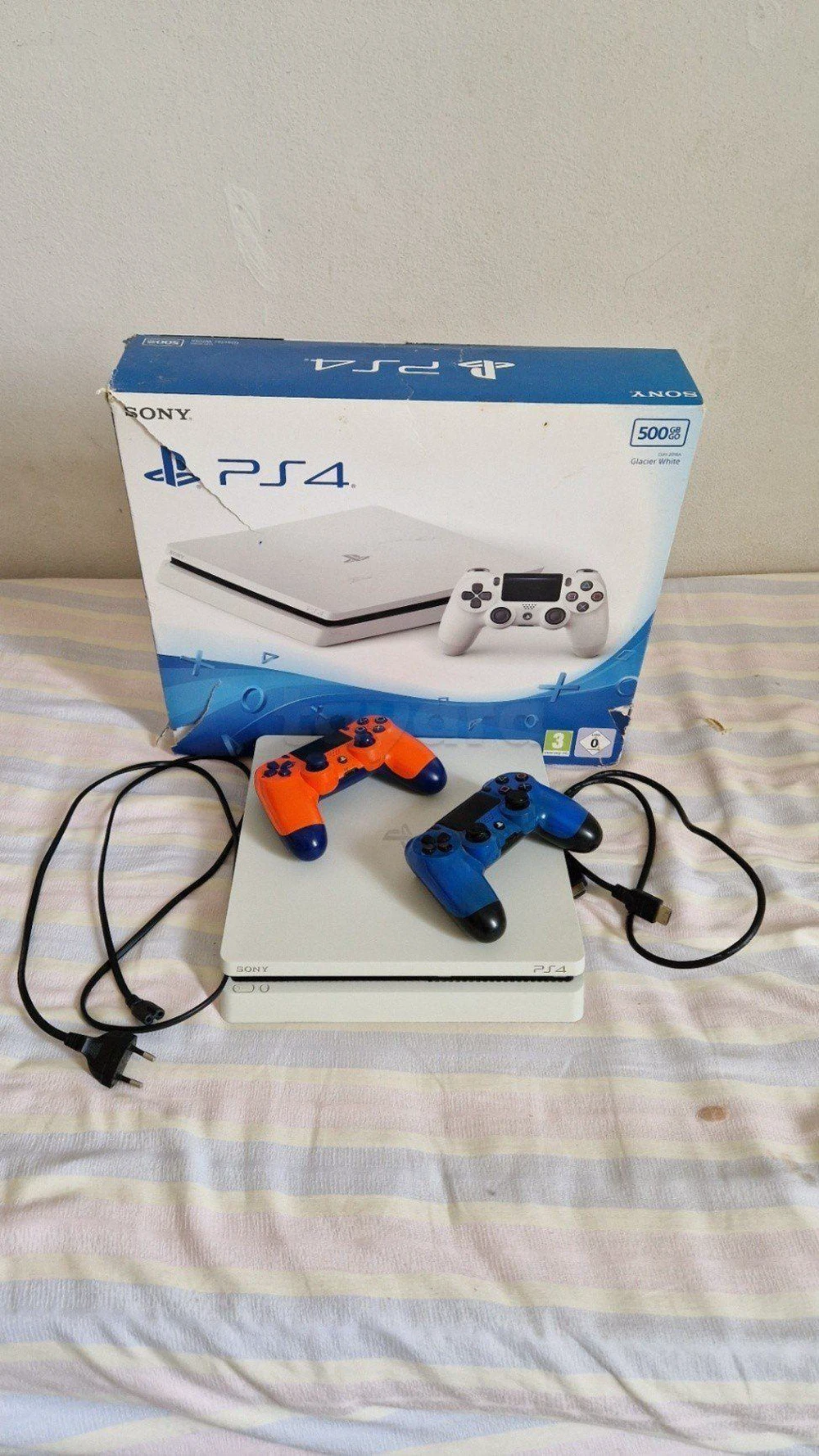 PS4 Slim 500GB Blanc avec Box (Officiel) + 2 manettes🎮le)