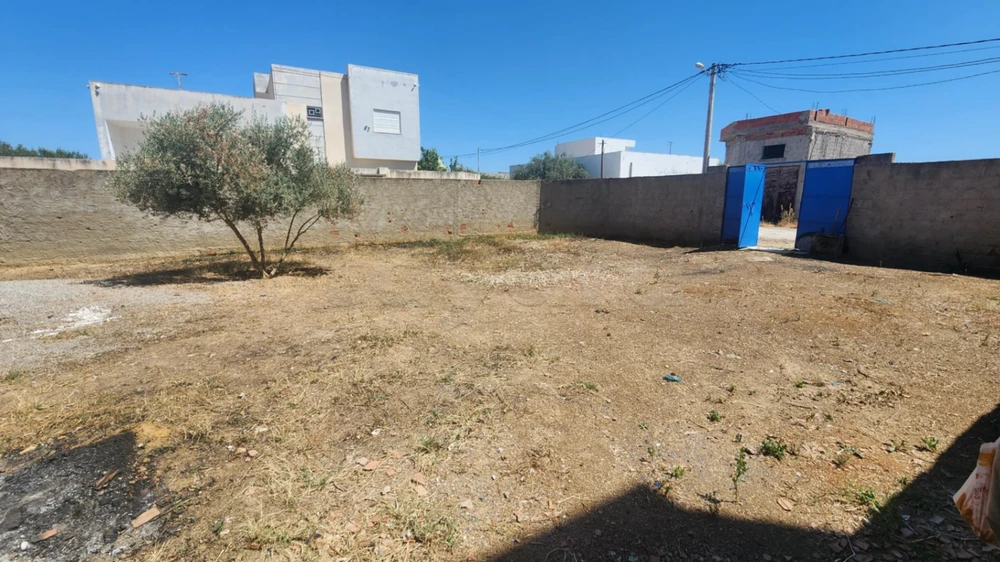 A vendre terrain de 300 m² à Mornaguia clôturé et équipé par compteur Gaz Steg Soned et un Sondage