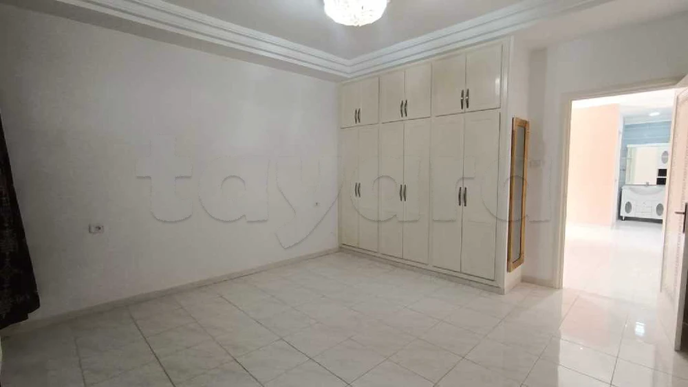 À Vendre 2 Maisons + 1 studio + 3 Boutiques louées situé à Mornag