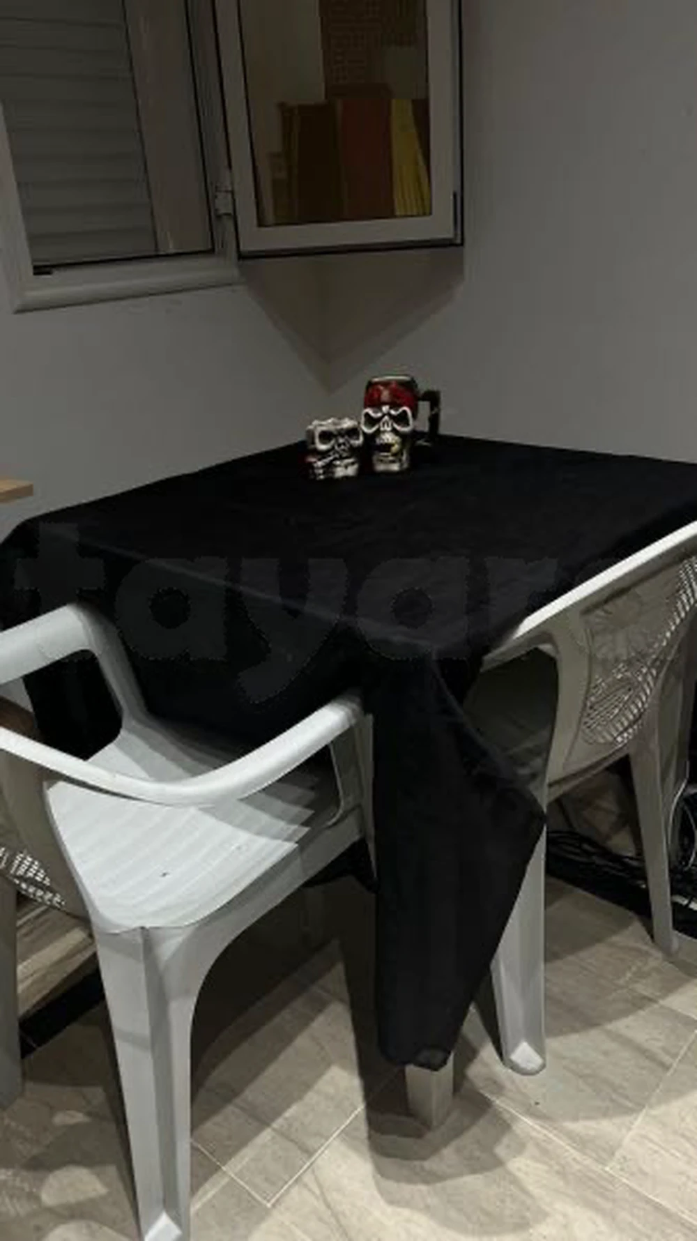 table et deux chaise en plastique