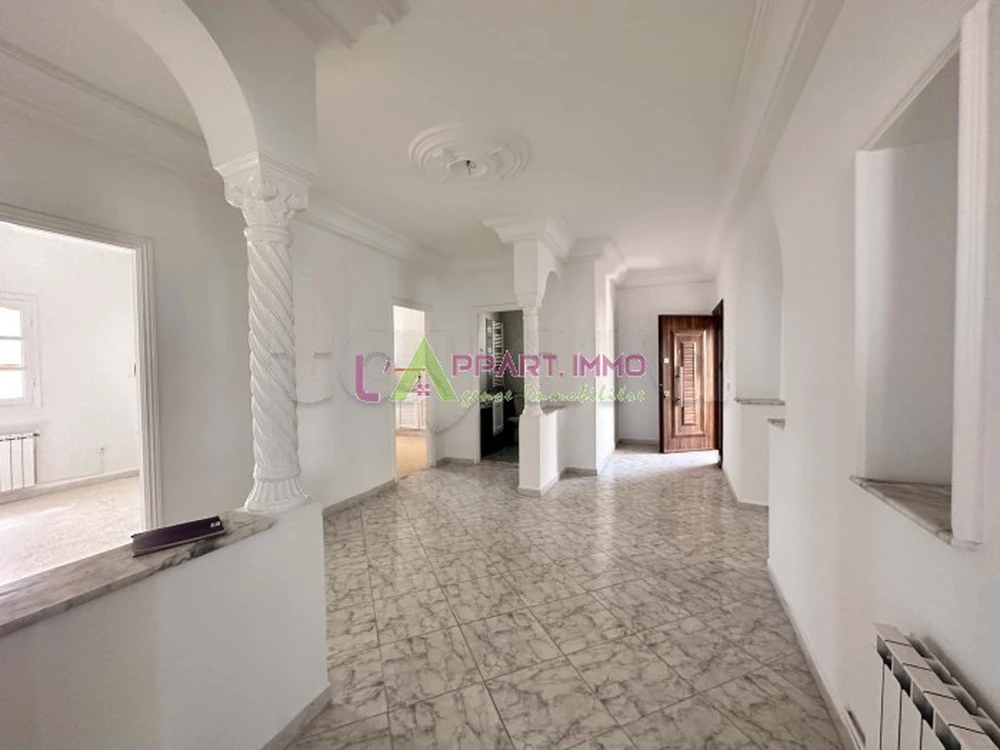 ETAGE DE VILLA 2S+2 RADES PLAGE