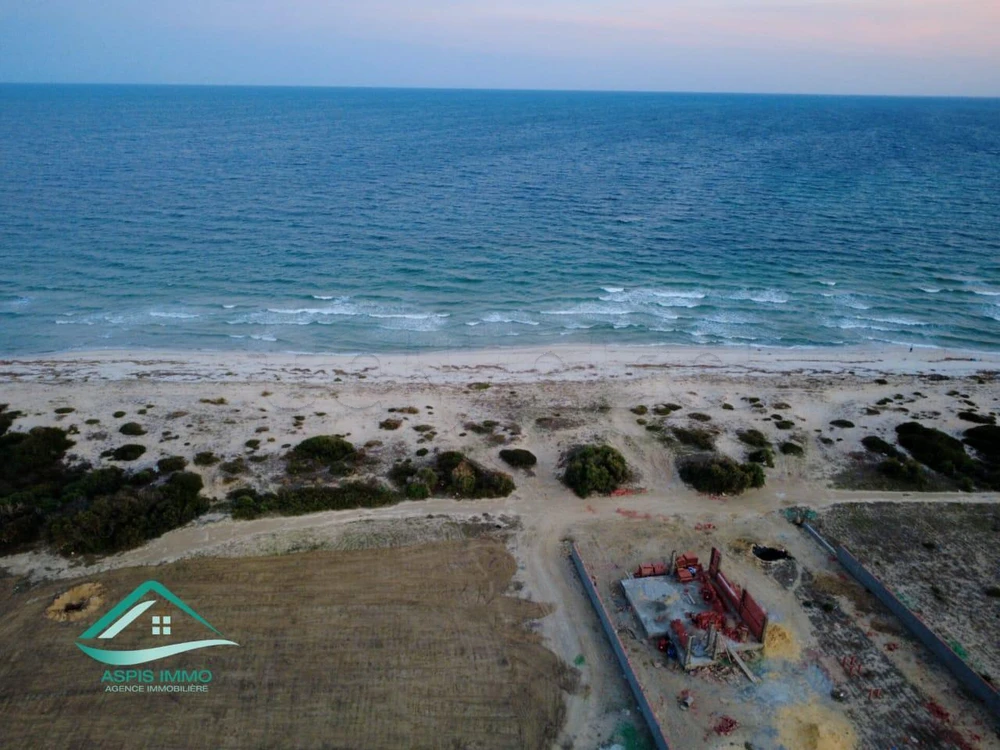 Terrain d'habitation 340 m² pieds dans l'eau à plage dherwa Kelibia