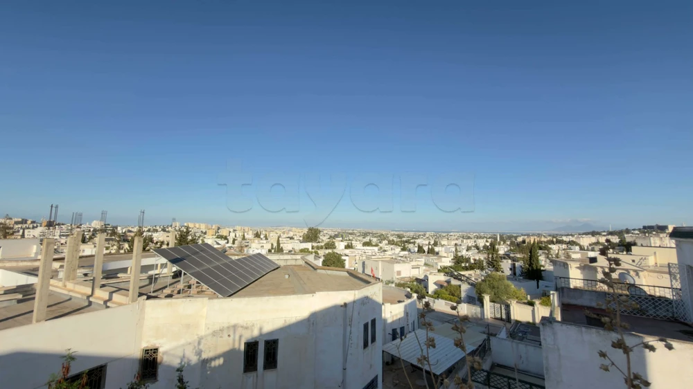 À vendre un magnifique triplex situé à Menzah 9, au sein d'un complexe résidentiel fermé